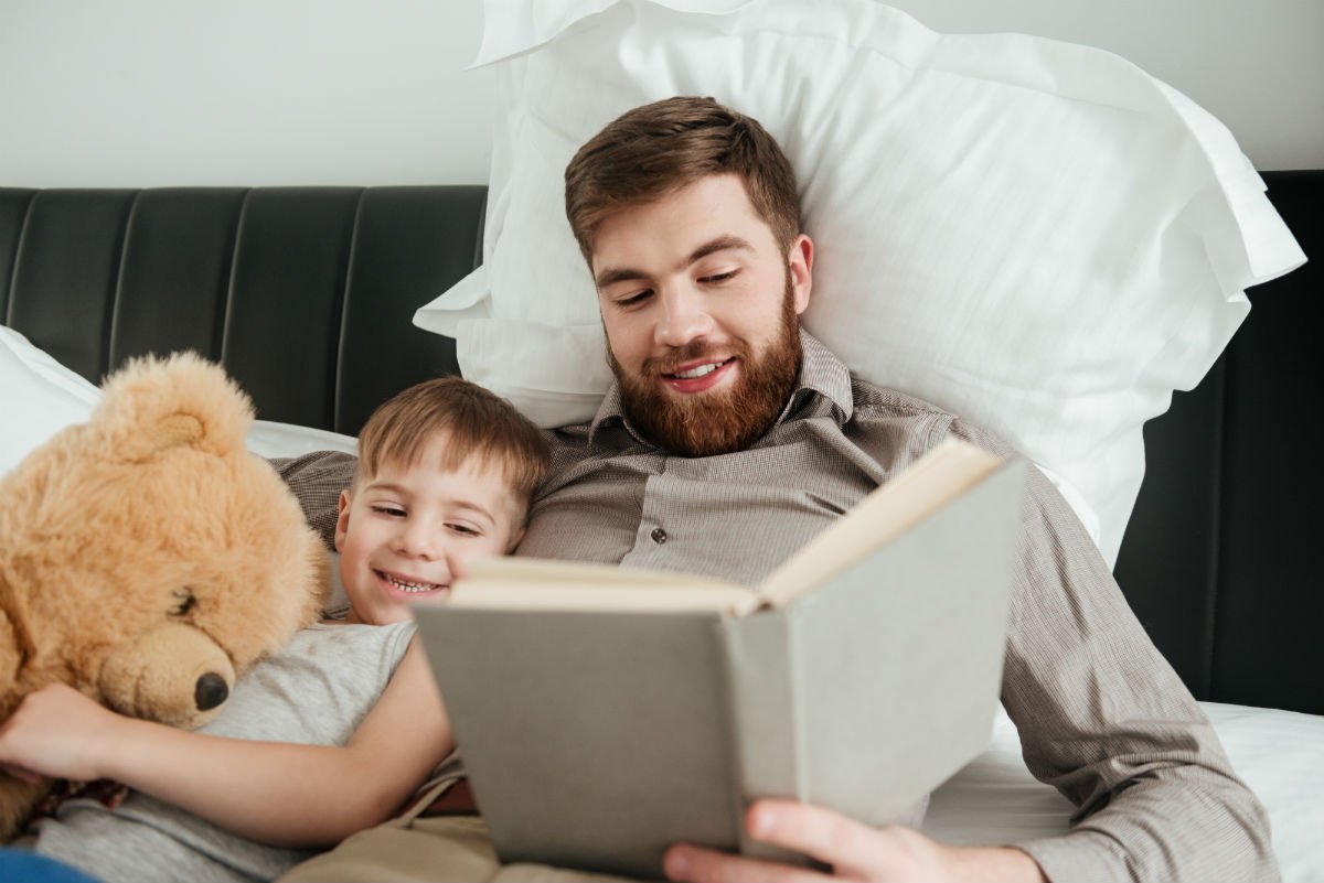 Dad is reading. Папа читает сказку у кровати. Dad reading a book to his children. Kids reading in father Manipulation. Boring story dad read.